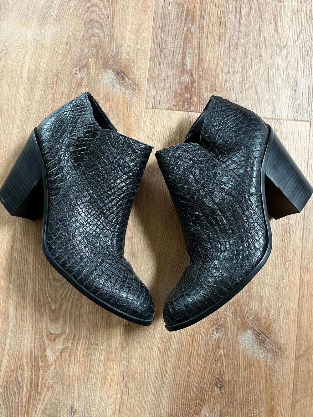 Kaanas Block Heel Ankle Boots